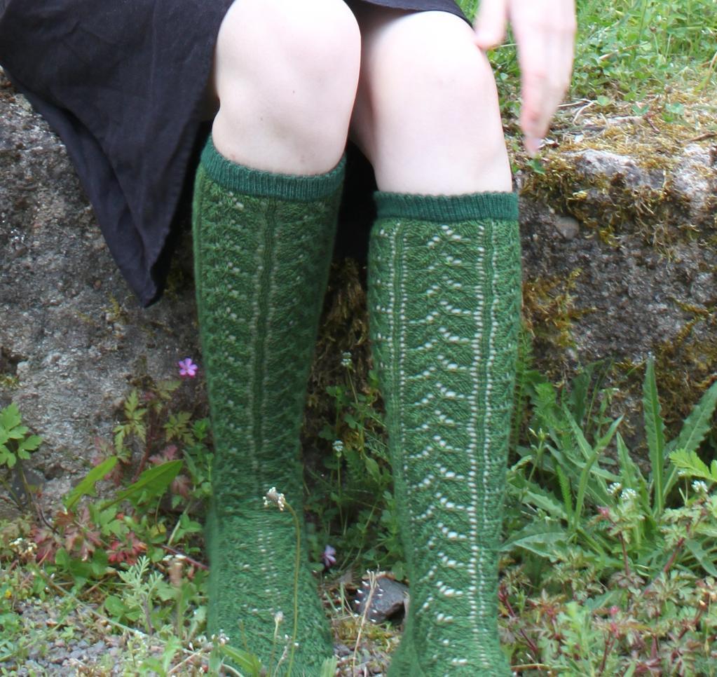 Feuilles à tricoter avec des aiguilles à tricoter des modèles simples.  Motif ajouré