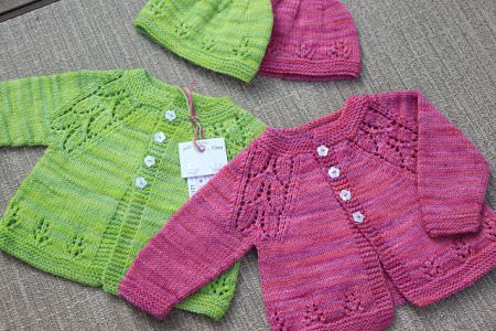 Vídeo de tricô de suéter raglan para crianças com agulhas de tricô.  Blusas de malha para recém-nascidos: padrões e diagramas com descrições.  Blusa de malha para recém-nascido com descrição.