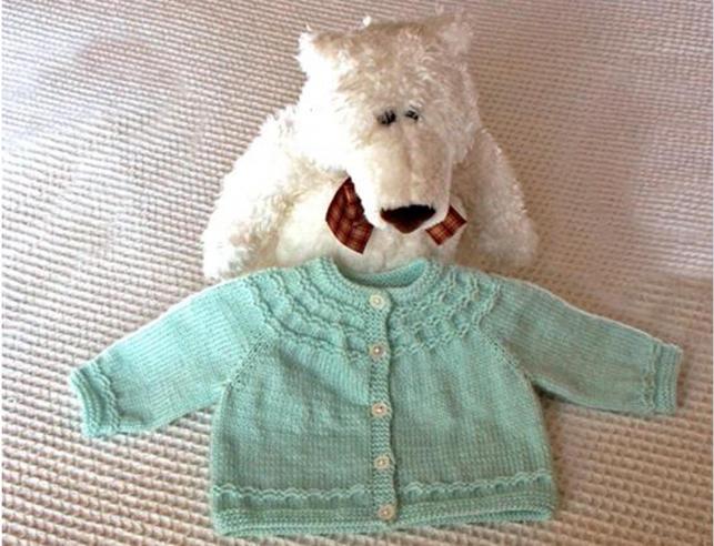 Tricoter un chemisier pour nouveau-né avec du raglan.  Blouse tricotée pour nouveau-né.  Une blouse tricotée simple pour bébé.