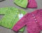 Blusas de malha para recém-nascidos com agulhas de tricô: padrões e padrões com descrição